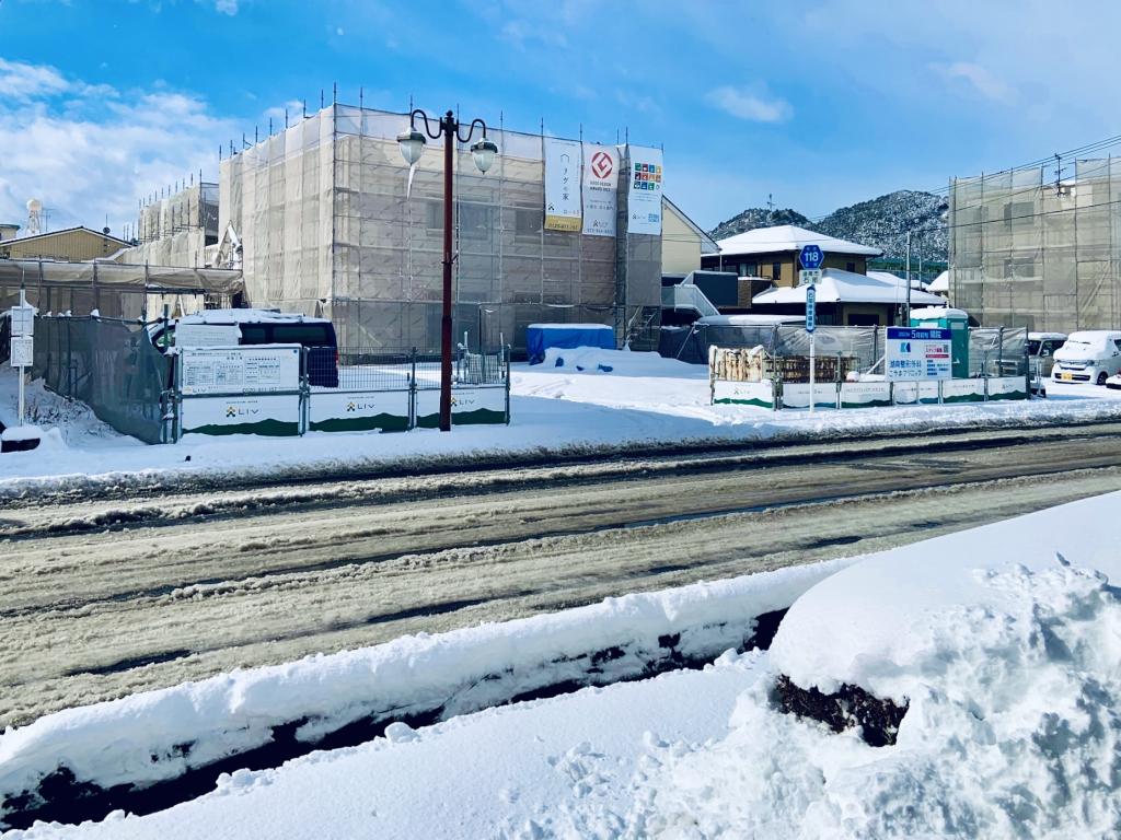 雪にも負けず建築中